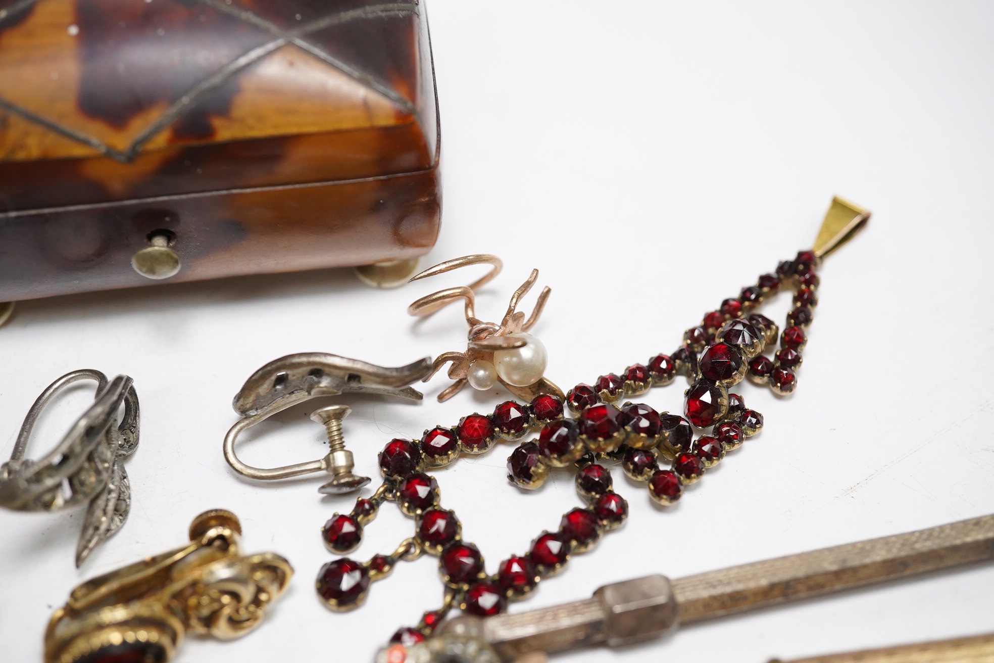 A 9ct chain, 36cm, 5.1 grams, together with sundry other items including costume jewellery, tortoiseshell box and a modern Asprey & Co Ltd 9ct gold cased propelling toothpick. Condition - poor to fair